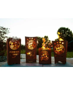 Ferrum FCB Feuerkorb Mia San Mia, Eckig, Rost, Ca. B40/H70/T40 Cm 9 Ferrum FCB Feuerkorb Mia San Mia, Eckig, Rost, Ca. B40/H70/T40 Cm -Gartenbedarfsgeschäft 3161965 3161981 3162005 3162047 WE MO 005 FeuerkorbFeuerstelleFanFCBayernFCB