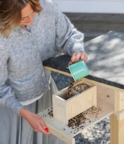 Dehner Natura Futterhaus Karwendel, Geflammt, Inkl. Ständer, Ca. B84,3/H127,2/T84,3 Cm -Gartenbedarfsgeschäft 6622872 6622898 6622906 6622922 WE MO 004 NVHRofanKarwendel