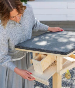 Dehner Natura Futterhaus Karwendel, Geflammt, Inkl. Ständer, Ca. B84,3/H127,2/T84,3 Cm -Gartenbedarfsgeschäft 6622872 6622898 6622906 6622922 WE MO 008 NVHRofanKarwendel