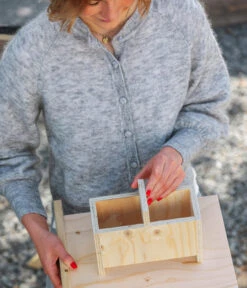 Dehner Natura Futterhaus Karwendel, Geflammt, Inkl. Ständer, Ca. B84,3/H127,2/T84,3 Cm -Gartenbedarfsgeschäft 6622872 6622898 6622906 6622922 WE MO 009 NVHRofanKarwendel