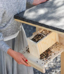 Dehner Natura Futterhaus Karwendel, Geflammt, Inkl. Ständer, Ca. B84,3/H127,2/T84,3 Cm -Gartenbedarfsgeschäft 6622872 6622898 6622906 6622922 WE MO 012 NVHRofanKarwendel