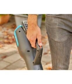 GARDENA Akku-Bläser PowerJet 18V P4A Set -Gartenbedarfsgeschäft 6726350 WE MO 007 GARDENAAkkuBlaeserPowerJet18VP4ASet 1