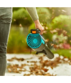 GARDENA Akku-Bläser PowerJet 18V P4A Set -Gartenbedarfsgeschäft 6726350 WE MO 011 GARDENAAkkuBlaeserPowerJet18VP4ASet 1